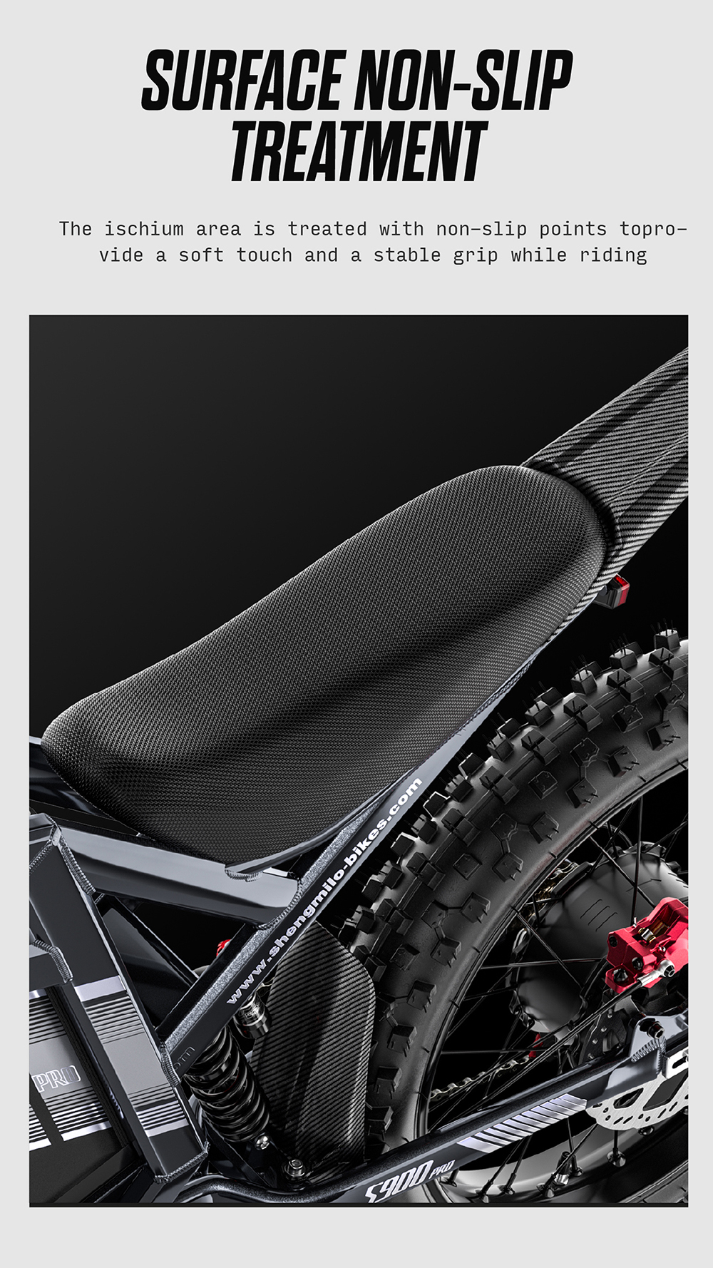 Primer plano de un asiento de bicicleta con textura antideslizante, cuadro, neumático de tacos y pinza roja.