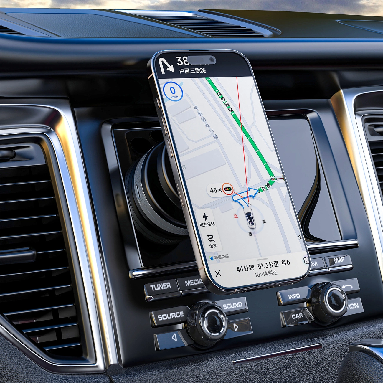Uno smartphone con mappa di navigazione è montato sul cruscotto di un'auto vicino alle bocchette dell'aria.