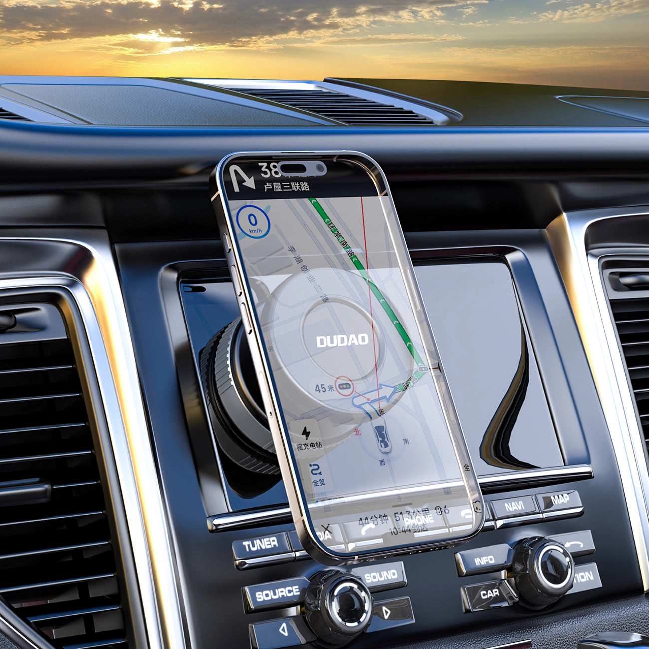 Smartphone con navigazione GPS montato sulla console dell'auto.