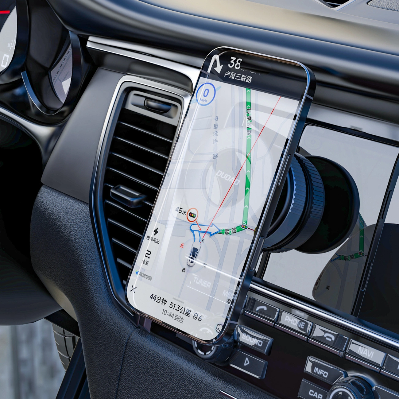 Smartphone con app di navigazione montato sul cruscotto dell'auto vicino alla bocchetta d'aerazione.