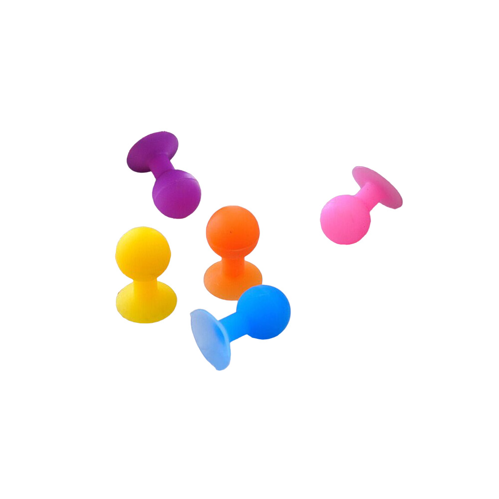 Cinque giocattoli con ventosa in silicone colorati in viola, giallo, arancione, blu e rosa su sfondo bianco.