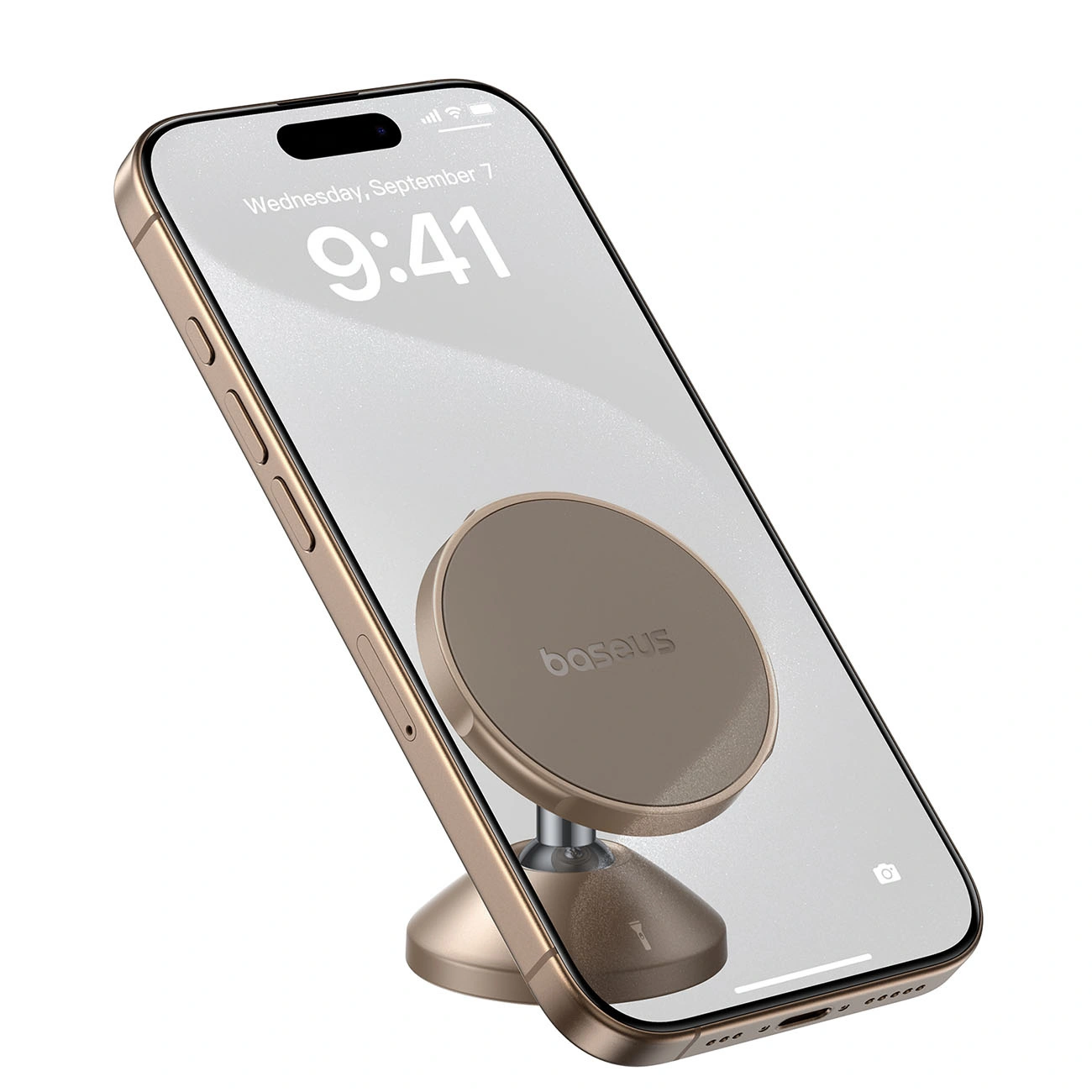 Uno smartphone inclinato su un supporto di ricarica MagSafe rotondo dorato su sfondo bianco.