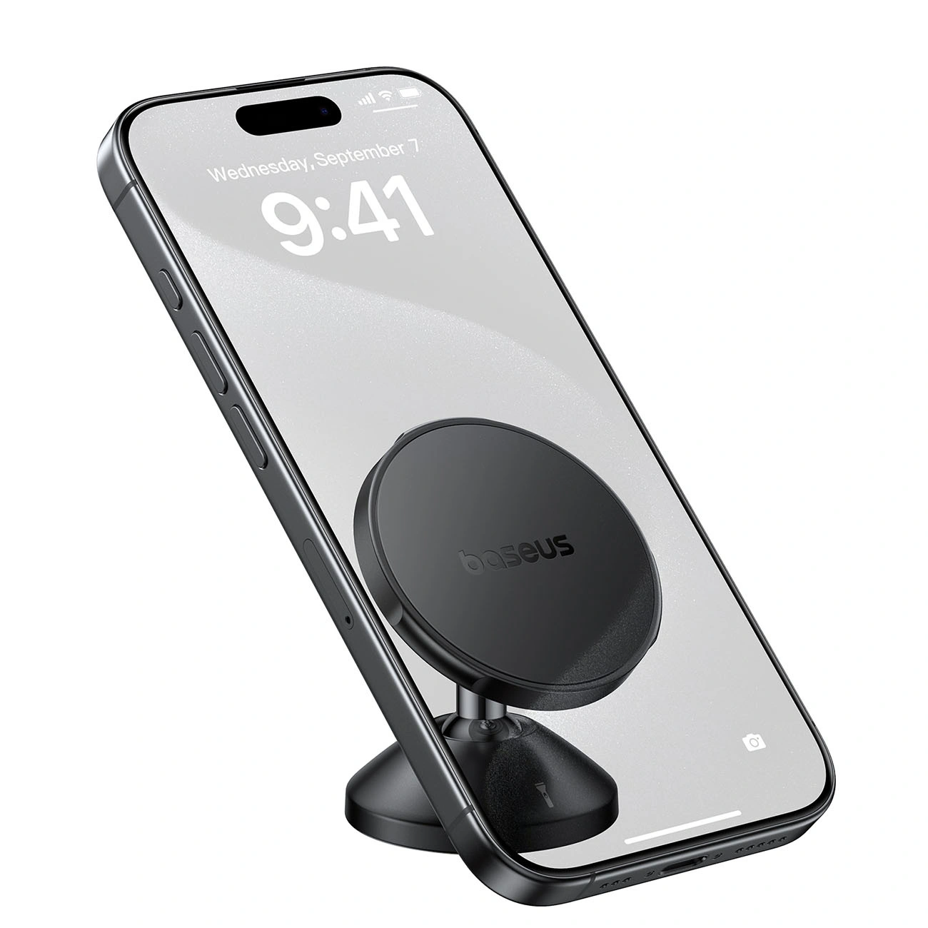 Uno smartphone nero poggia su un supporto da tavolo magnetico rotondo nero su sfondo bianco.