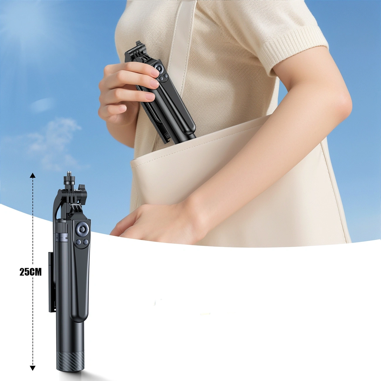 Una mano ripone un selfie stick nero da 25 cm in una borsa, con cielo azzurro.