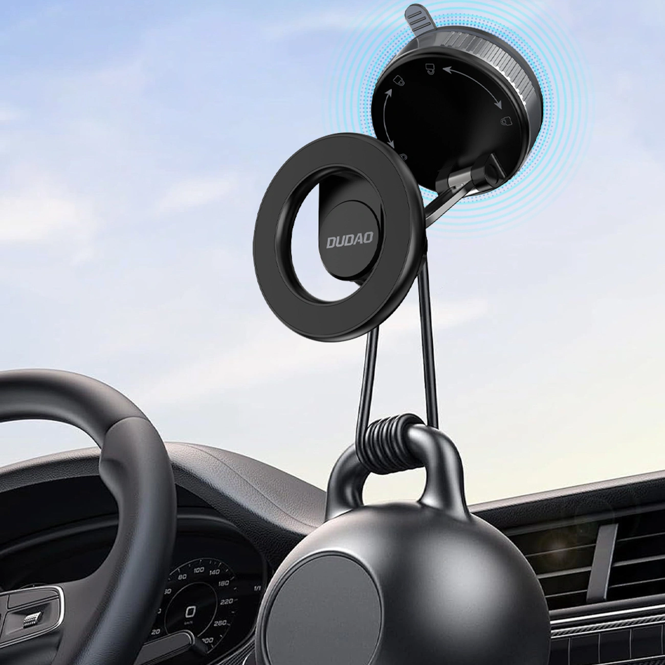 Un supporto per auto a ventosa nera sostiene un peso pesante appeso a un gancio all'interno di un'auto.
