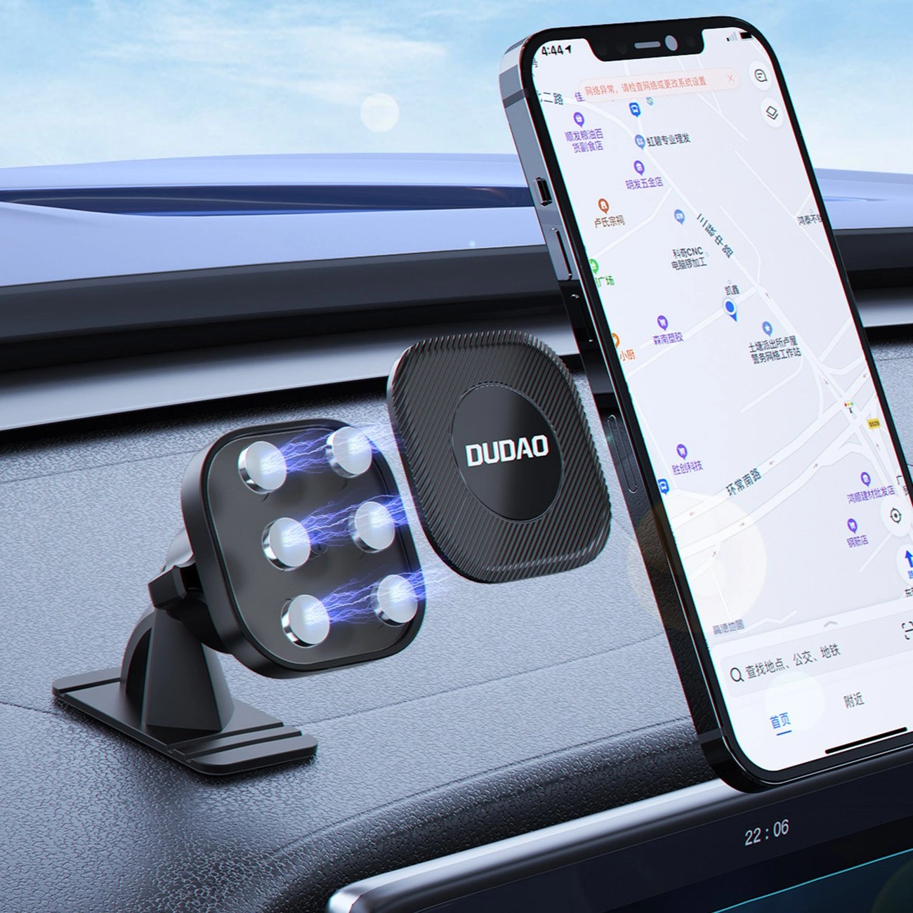 Uno smartphone è fissato a un supporto magnetico per auto con il marchio DUDAO, posizionato sul cruscotto.
