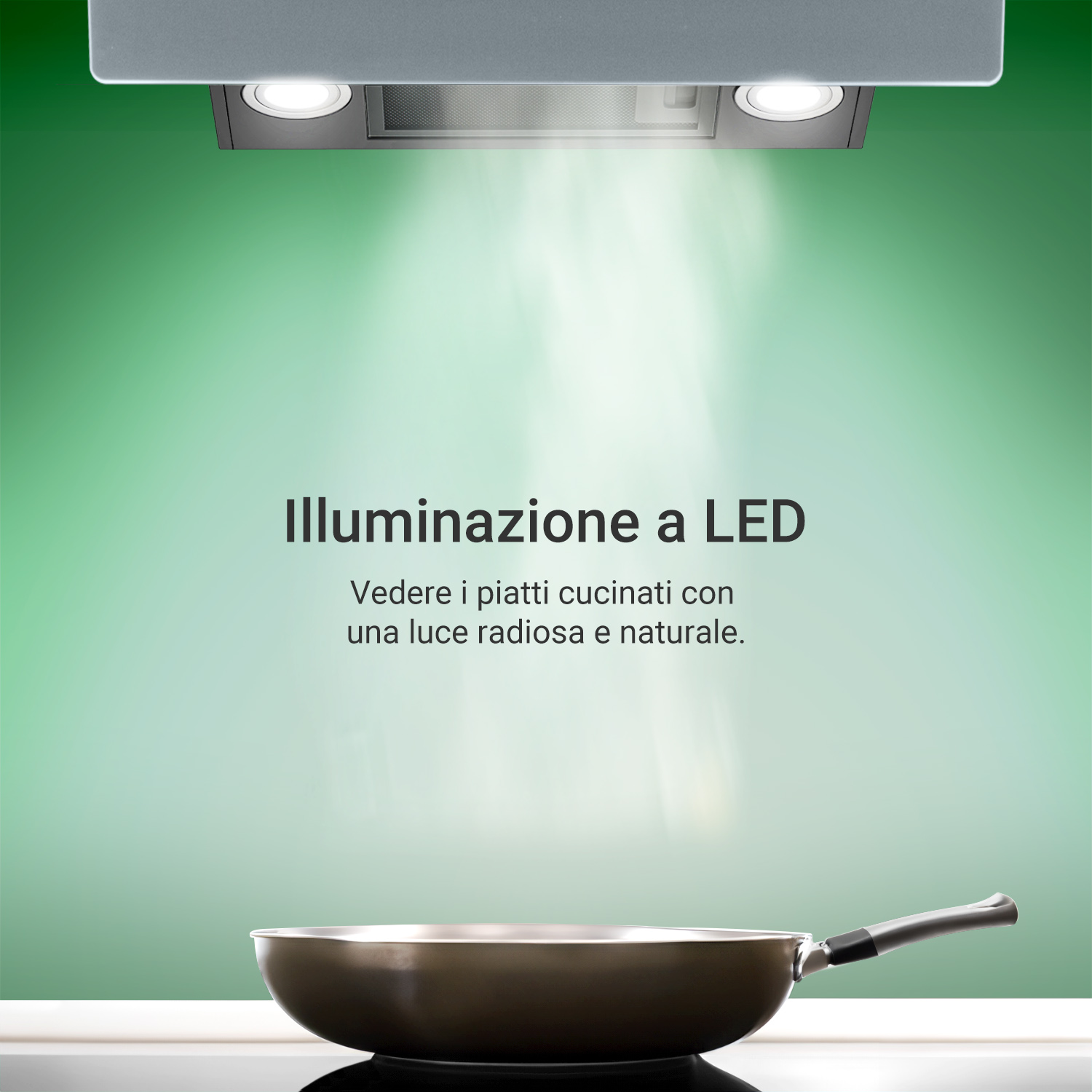 Una cappa a LED illumina una padella sul piano cottura su sfondo verde.