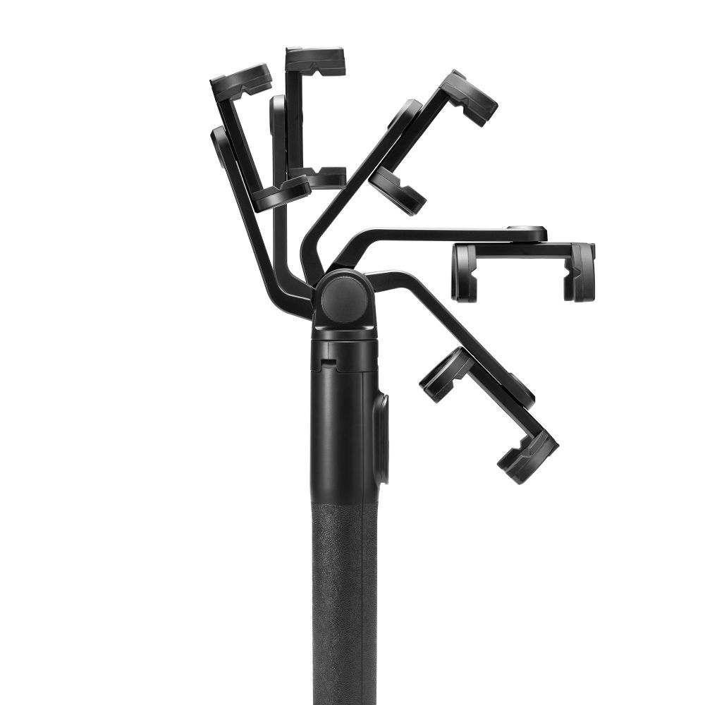Un selfie stick nero che mostra più angoli di supporto per telefono su sfondo bianco.