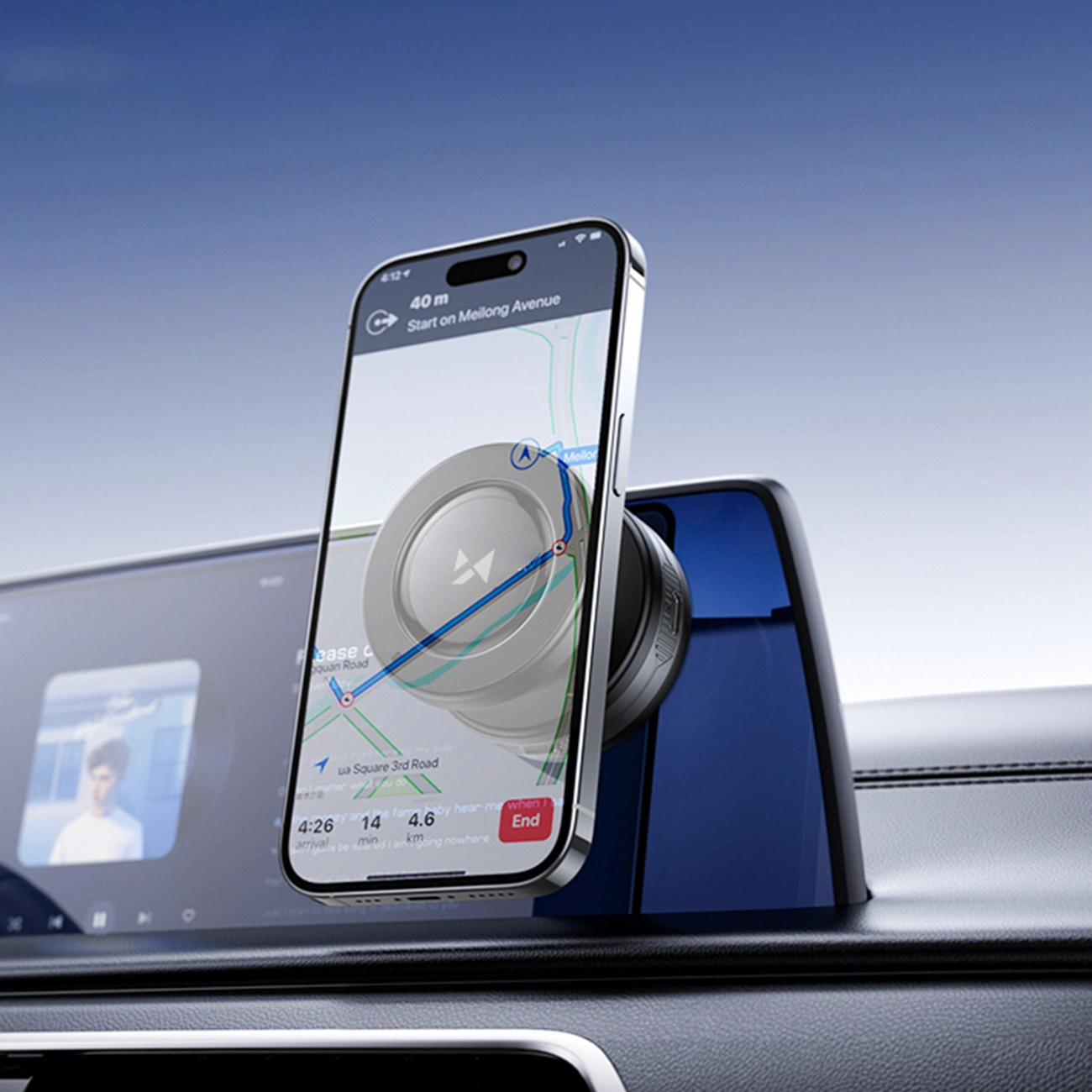 Uno smartphone montato sul cruscotto di un'auto mostra una mappa di navigazione e musica.