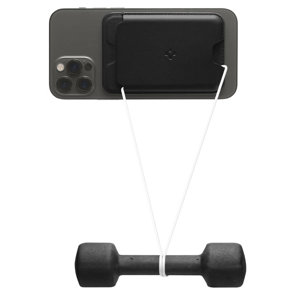 Uno smartphone nero con portafoglio MagSafe, che sostiene un manubrio nero con due cordini bianchi.