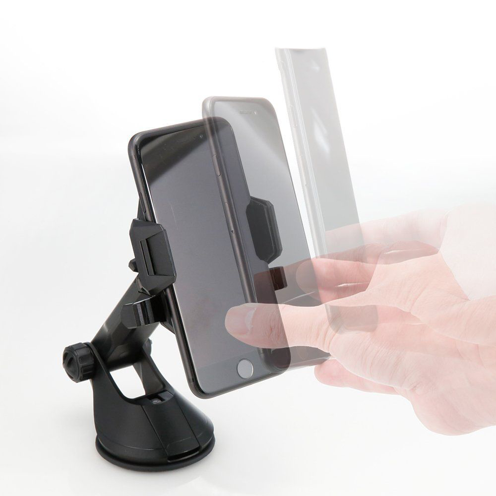 Una mano muove uno smartphone in un supporto per auto nero con ventosa.