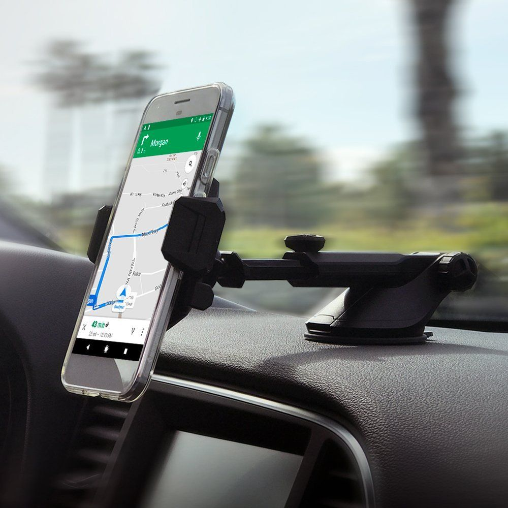 Uno smartphone con app di navigazione in un supporto sul cruscotto dell'auto.