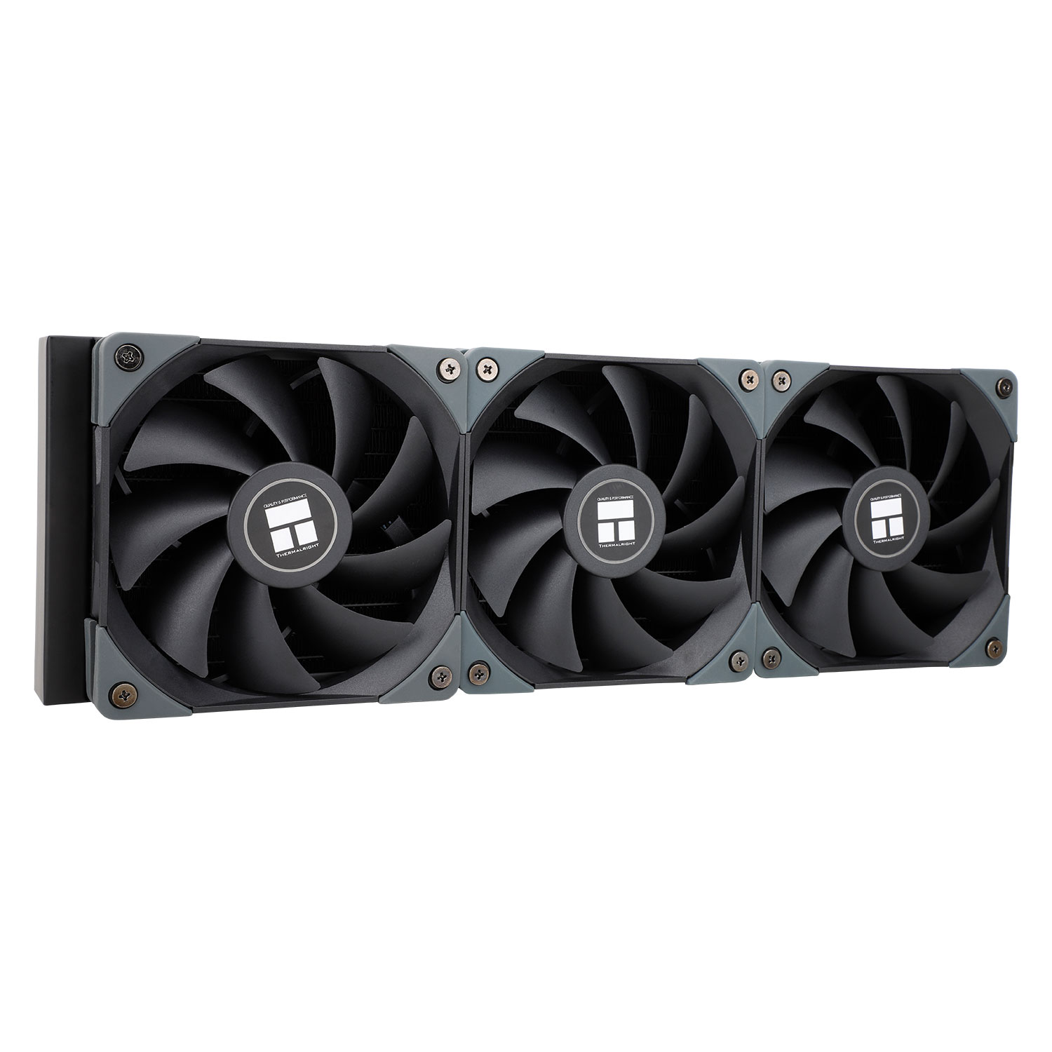 Un refrigerador líquido de computadora negro con tres ventiladores, esquinas grises y logotipo en el fondo blanco.