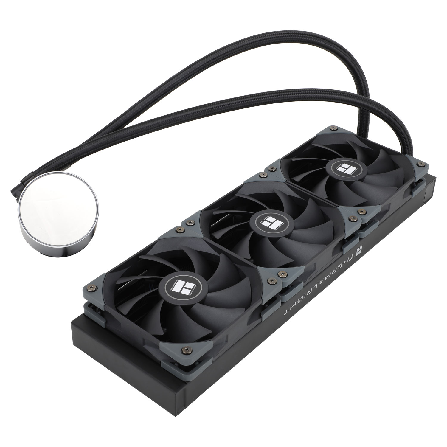 Un refrigerador líquido negro con tres ventiladores, un radiador y dos tubos trenzados conectados a un bloque plateado.