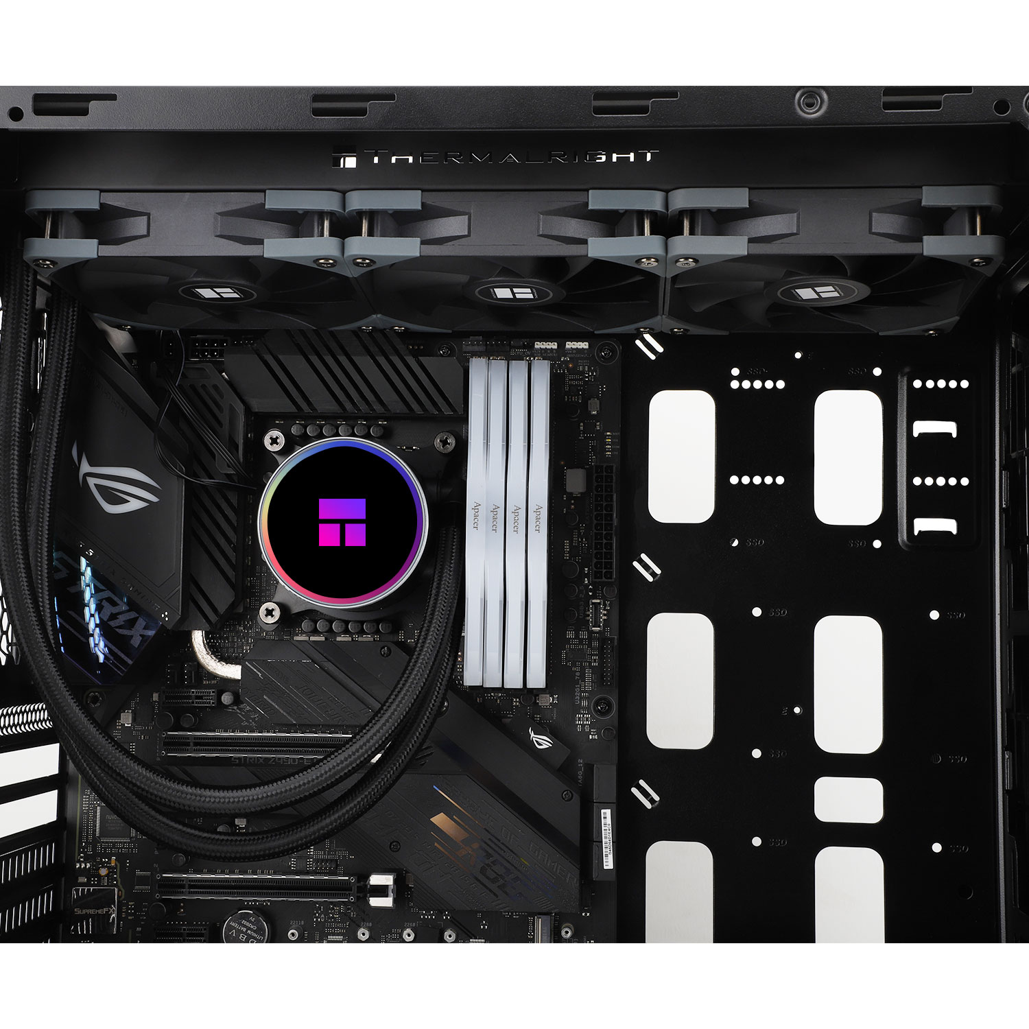 Interior de una caja de PC negra con placa base, disipador RGB, cuatro módulos de RAM y ventiladores.