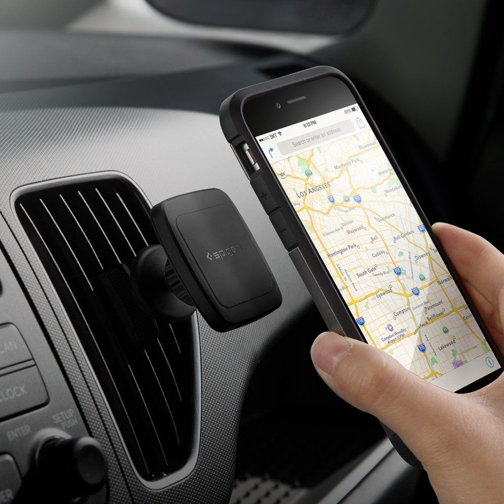 Smartphone con mappa fissato a un supporto magnetico per bocchetta d'aerazione.