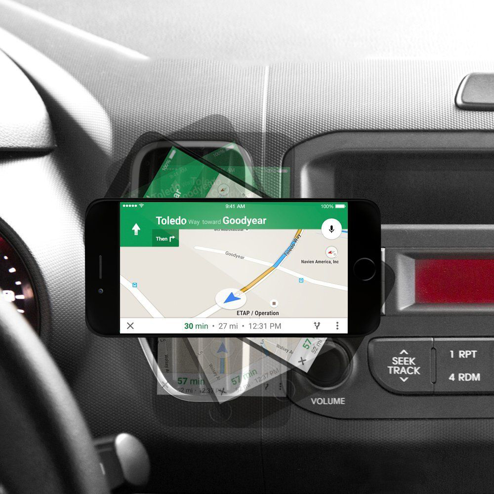 Uno smartphone montato sul cruscotto con un'app di navigazione GPS.