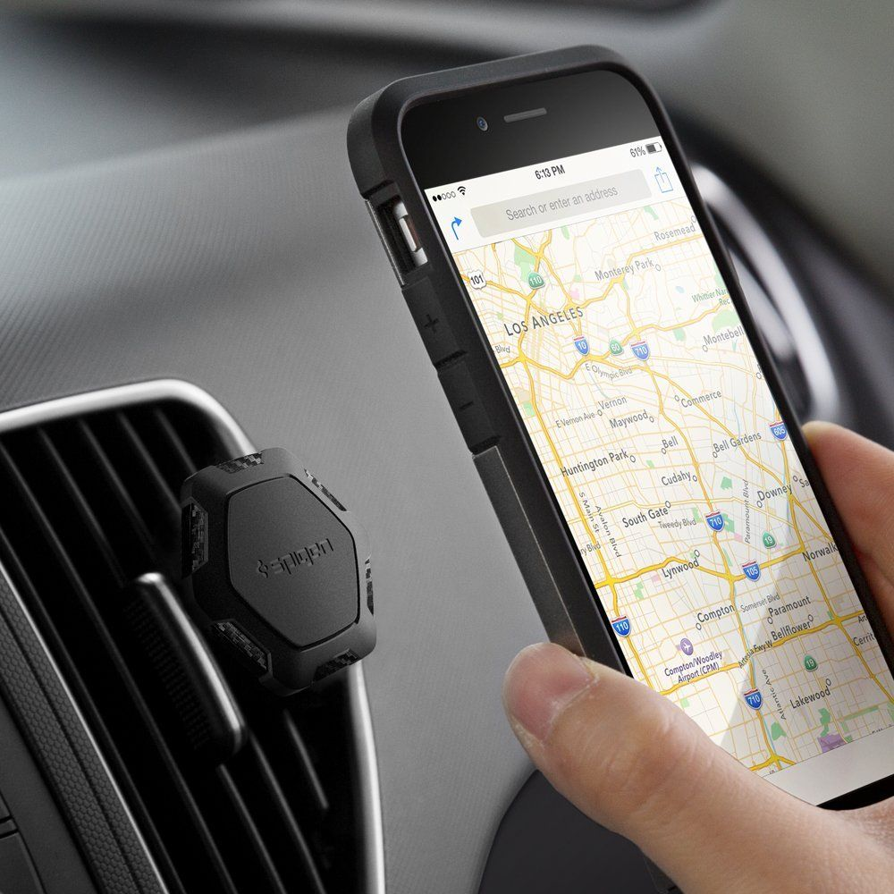 Un telefono con una mappa è tenuto vicino a un supporto per auto nero.
