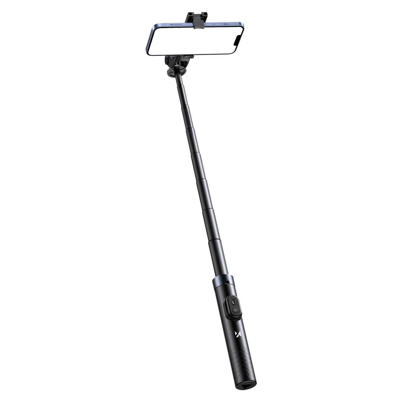 Un selfie stick nero con asta estensibile e uno smartphone montato in alto su sfondo bianco.