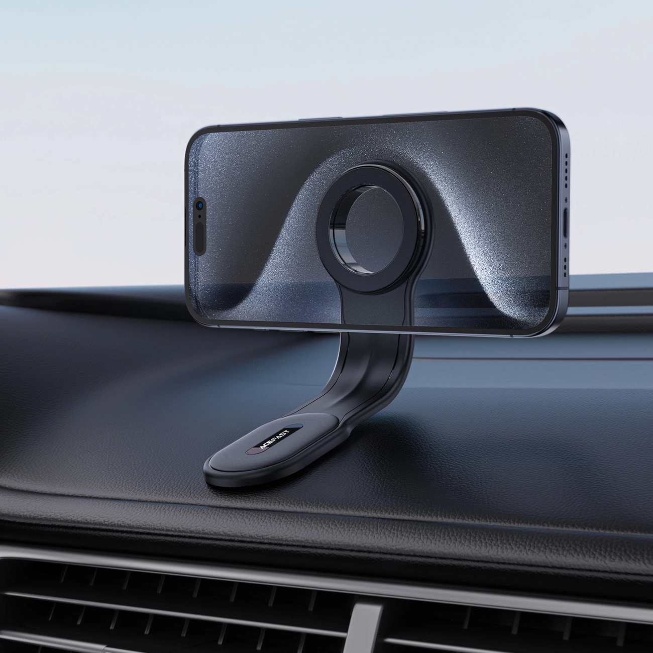 Uno smartphone montato su un supporto magnetico nero sul cruscotto.