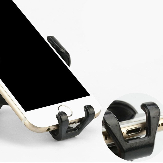 Uno smartphone in un supporto nero con primo piano della porta di ricarica.