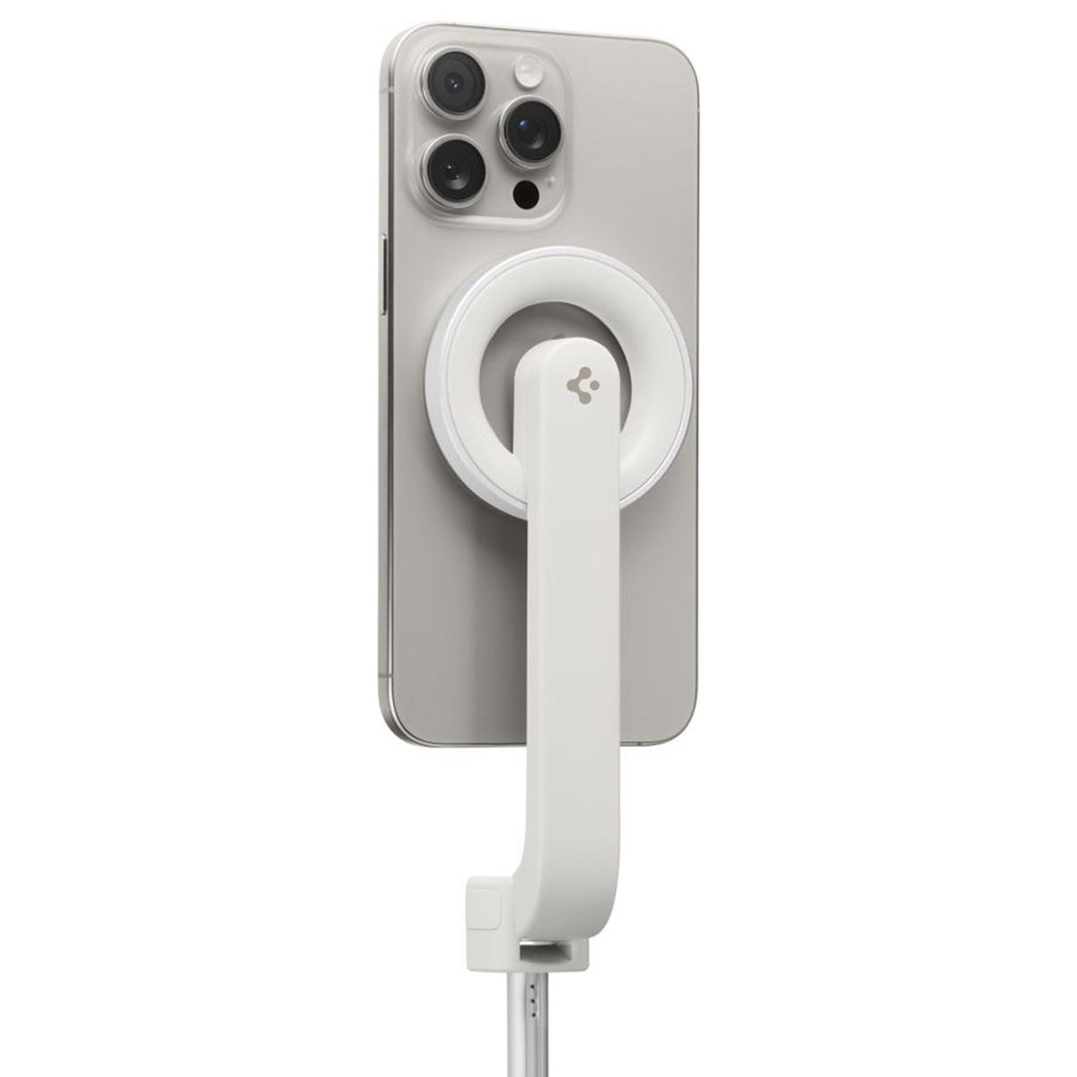 Uno smartphone argentato con anello MagSafe e supporto bianco su fondo bianco.