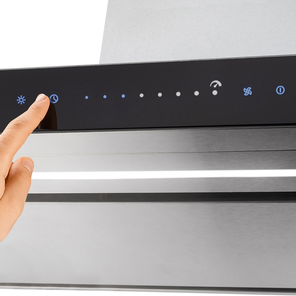 Un dito tocca il pannello di controllo touch di una cappa da cucina in acciaio inossidabile.