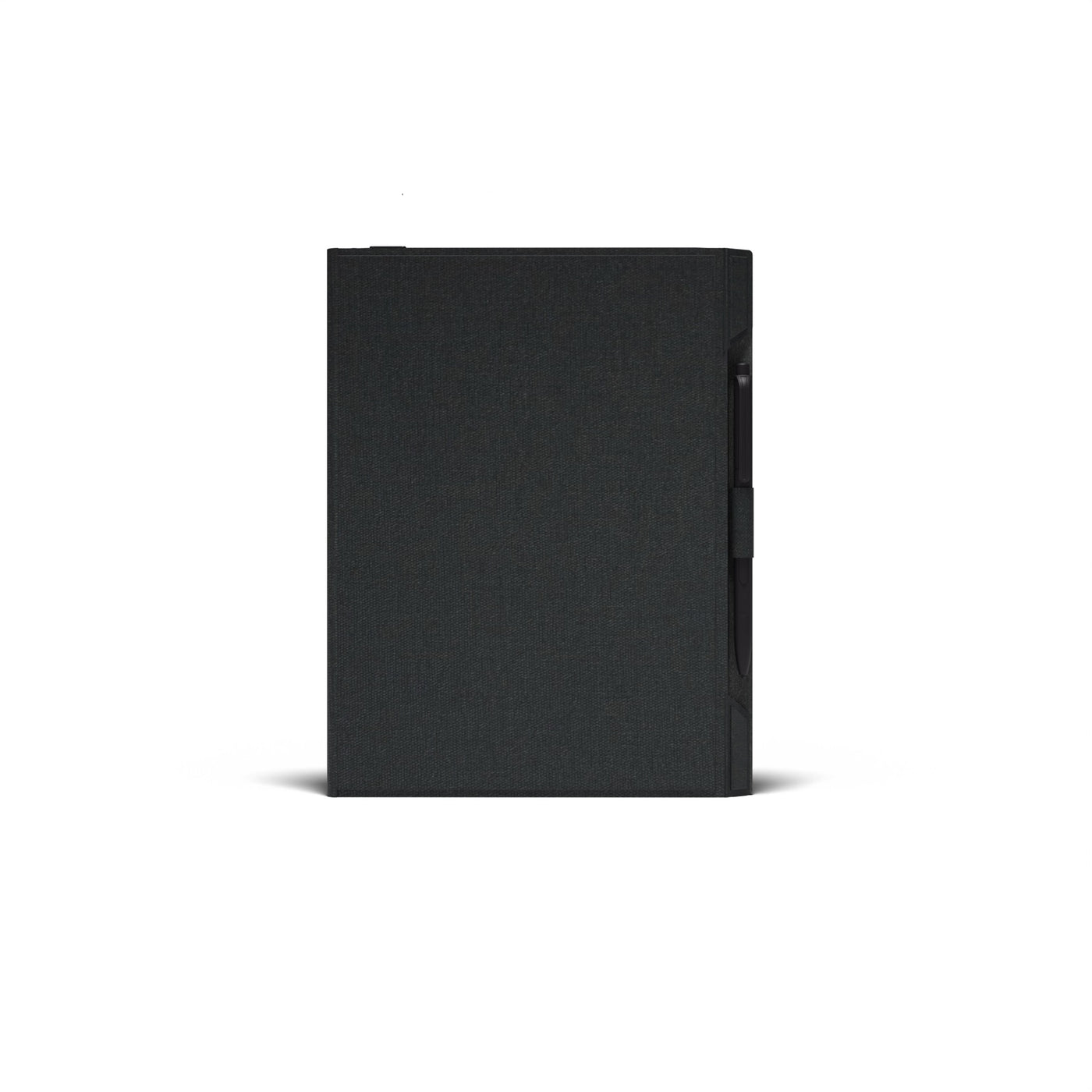 Un cuaderno negro de tela con soporte para bolígrafo sobre fondo blanco.