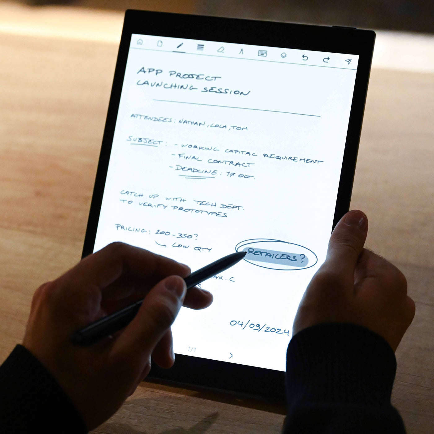 Una persona escribe con un lápiz óptico en una tableta electrónica.