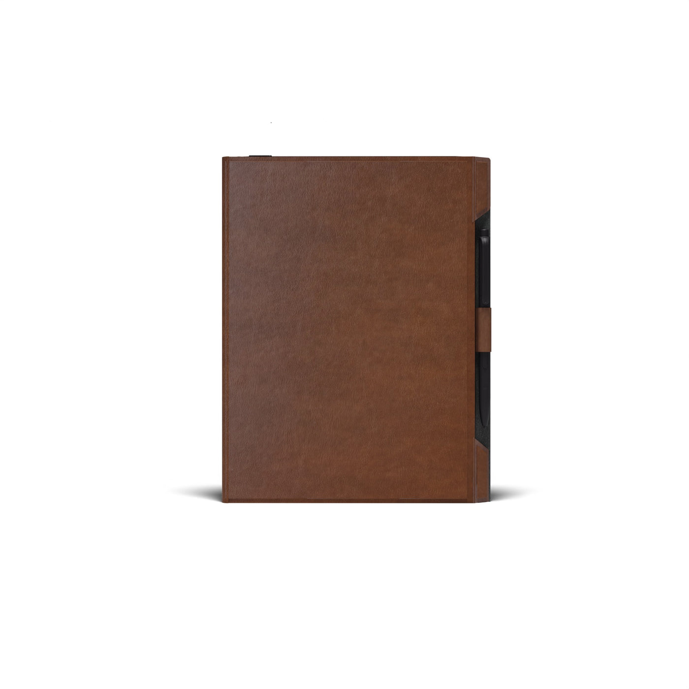Un cuaderno cerrado de cuero marrón con portabolígrafos sobre fondo blanco.