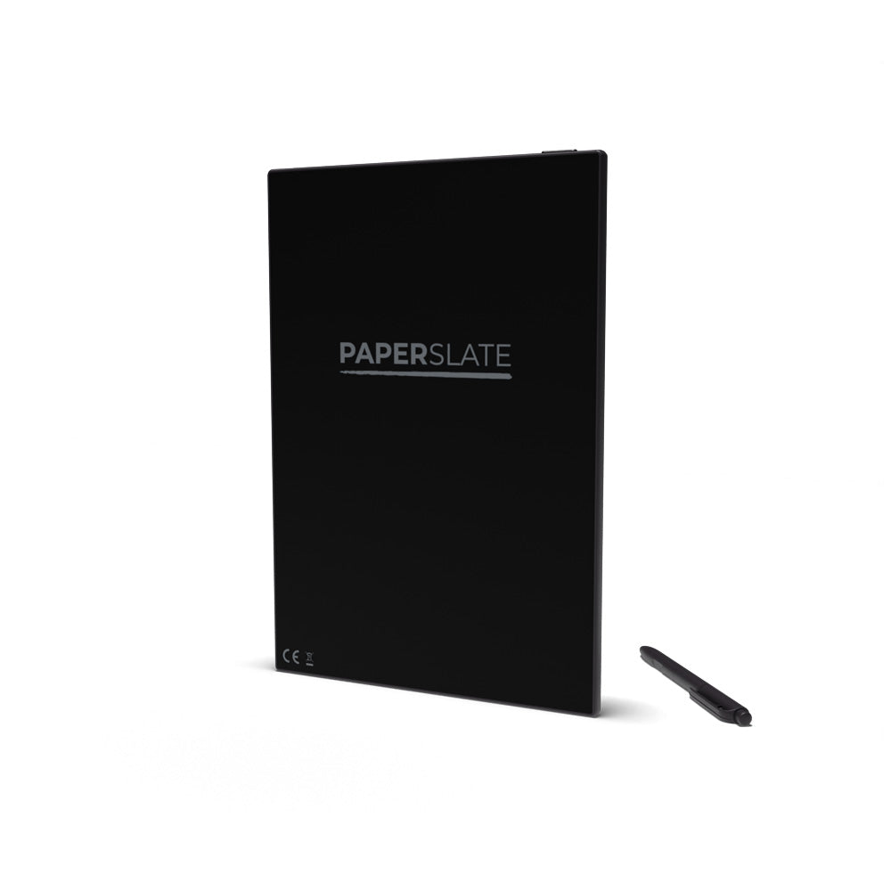 Una tableta Paperslate negra erguida con un lápiz óptico negro al lado sobre fondo blanco.