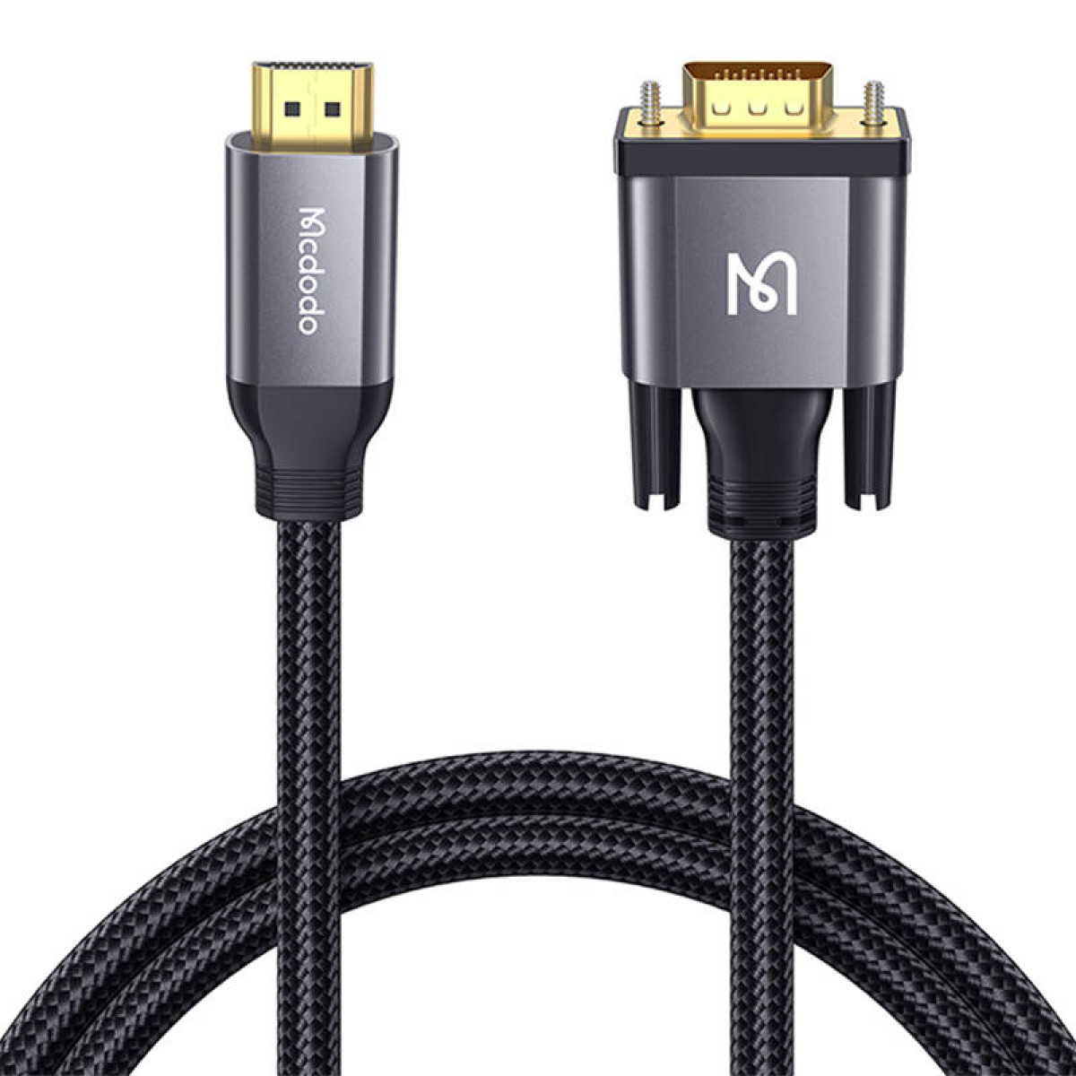 Un cavo da HDMI a VGA grigio con cavo nero intrecciato e connettori placcati in oro su sfondo bianco.
