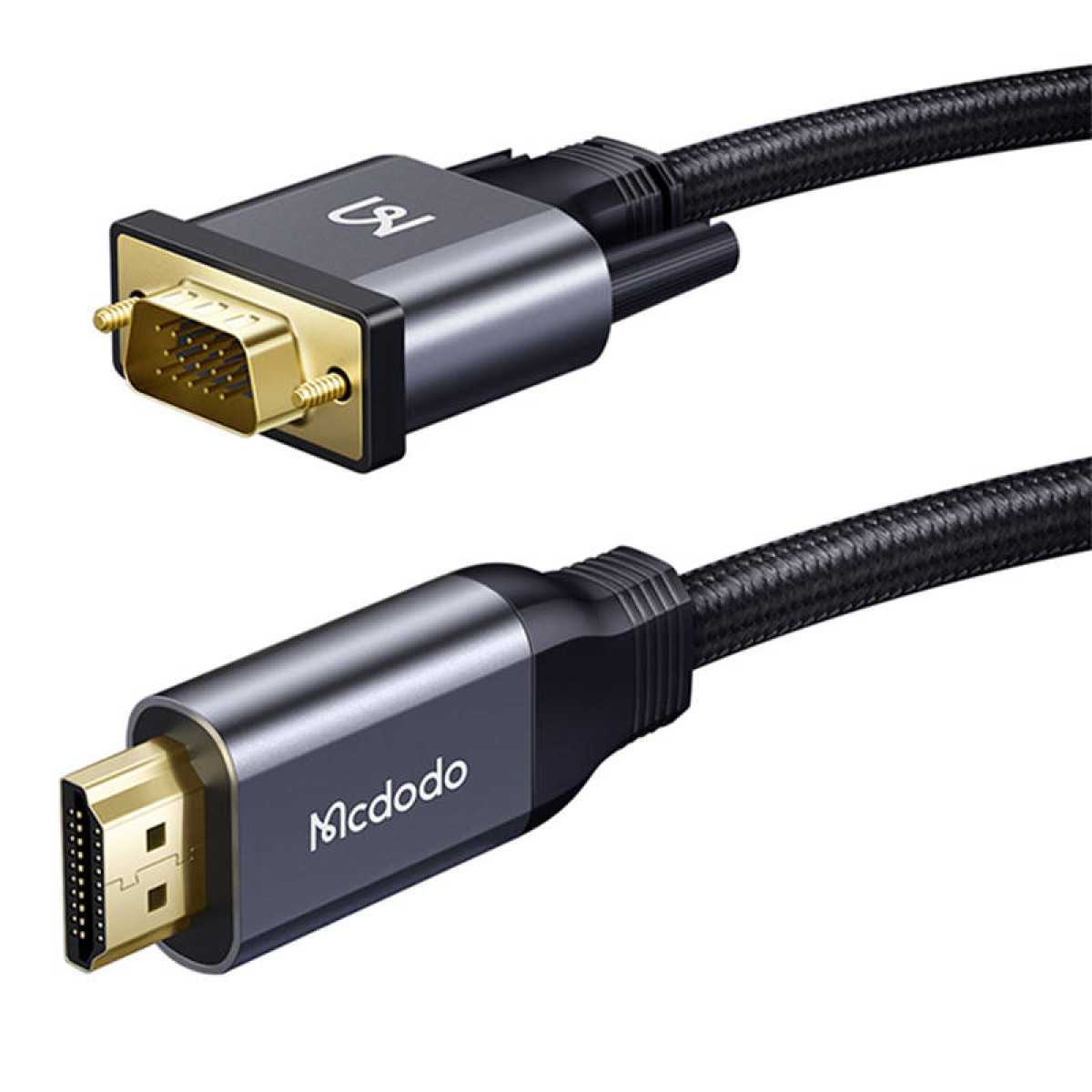 Un cavo adattatore intrecciato da HDMI a VGA con connettori placcati in oro su sfondo bianco.