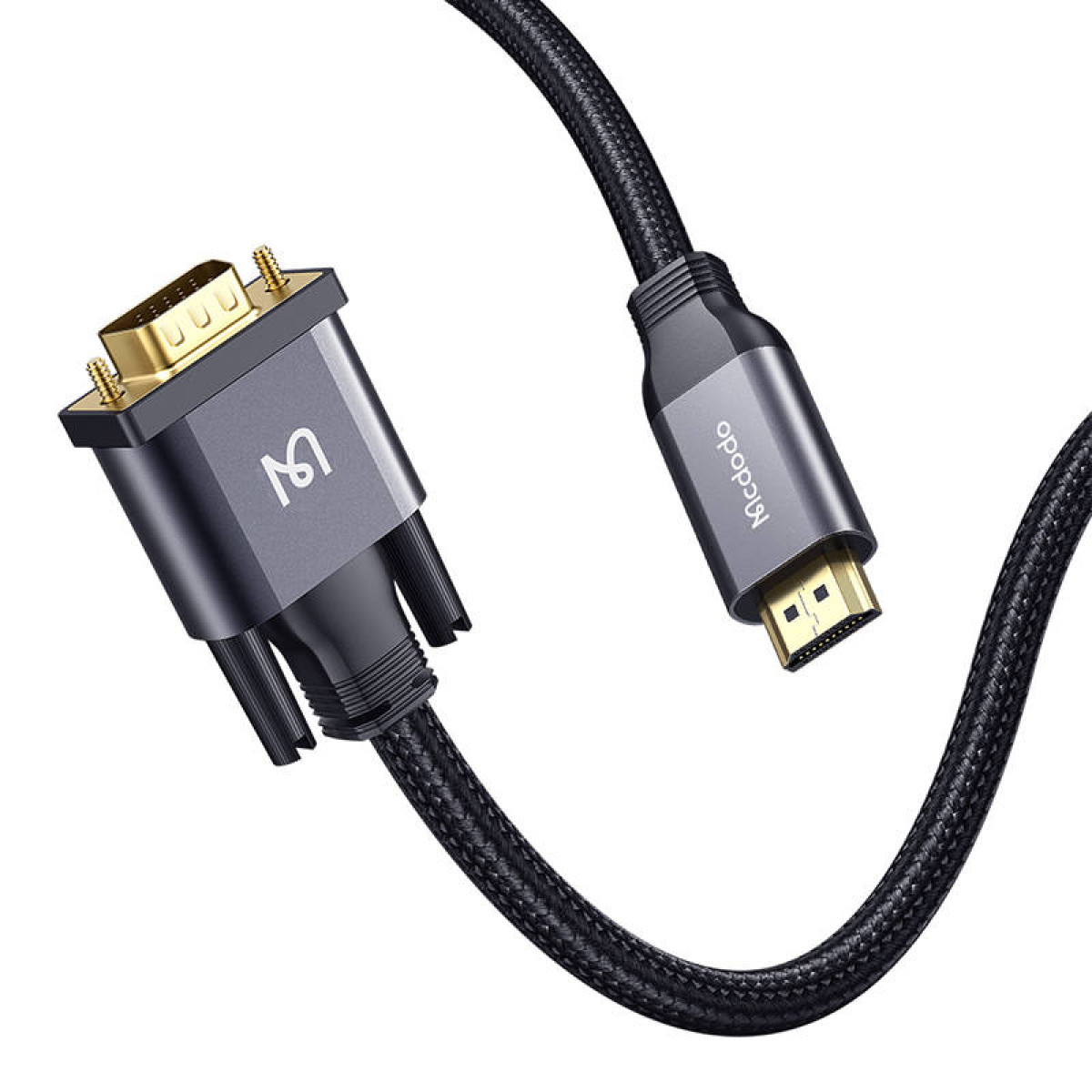 Un cavo nero da VGA a HDMI con connettori dorati e custodia grigia su sfondo bianco.