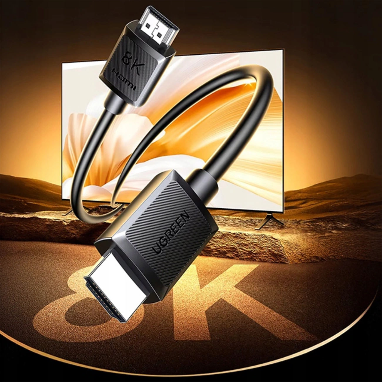 Un cavo HDMI 8K nero con connettori metallici in primo piano, con uno schermo TV e un paesaggio roccioso sullo sfondo.