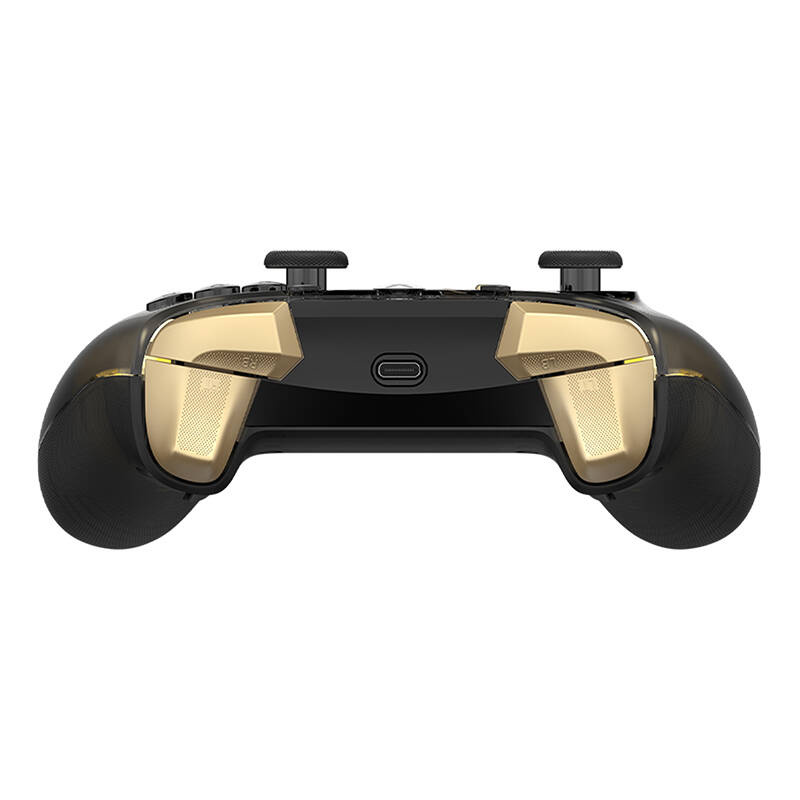 Un controller di gioco nero con pulsanti superiori dorati e una porta USB-C centrale su sfondo bianco.