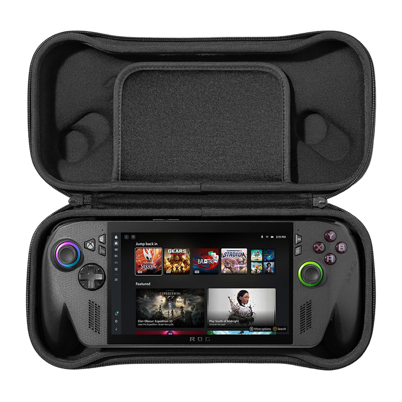 Una console di gioco portatile nera si trova saldamente all'interno di una custodia protettiva aperta.