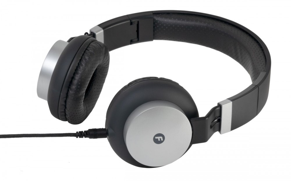 Auriculares supraaurales negros con detalles plateados y un cable de audio conectado sobre fondo blanco.