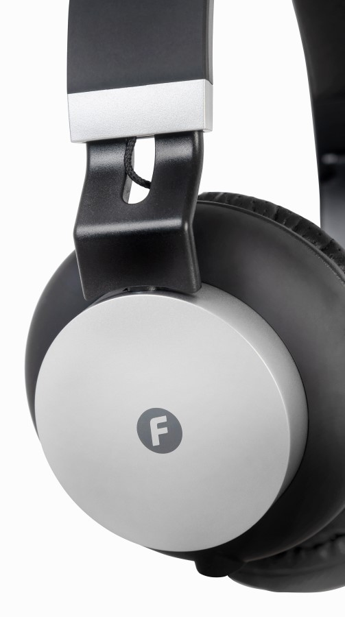 Primer plano de auriculares negros con detalles plateados y la letra F.