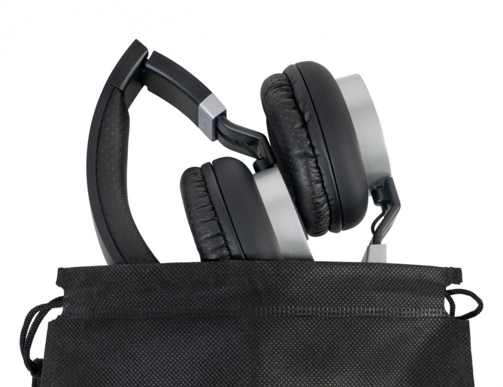Auriculares negros con detalles plateados en una bolsa de almacenamiento negra sobre fondo blanco.