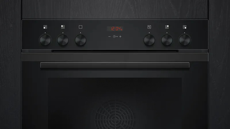 Schwarzer Backofen mit Drehreglern und rotem LED-Digitaldisplay in der Mitte.