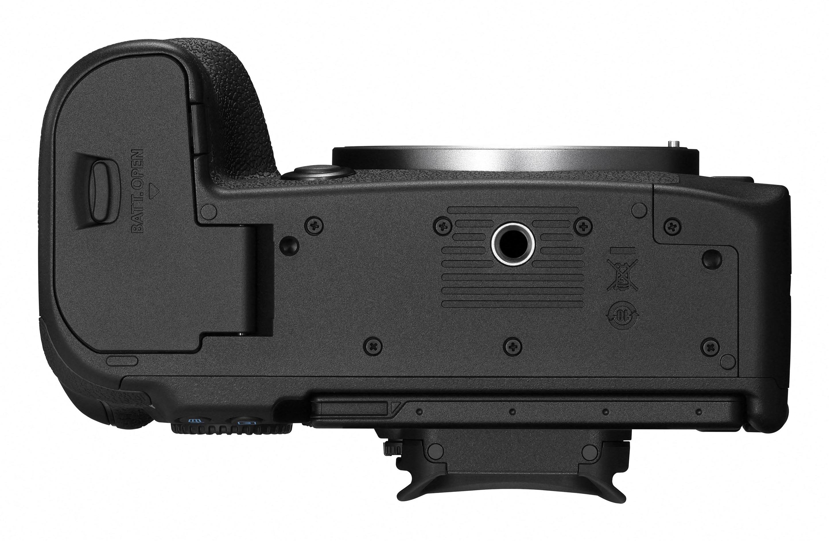 Vista inferiore di una fotocamera nera con attacco per treppiede, sportello batteria e impugnatura.