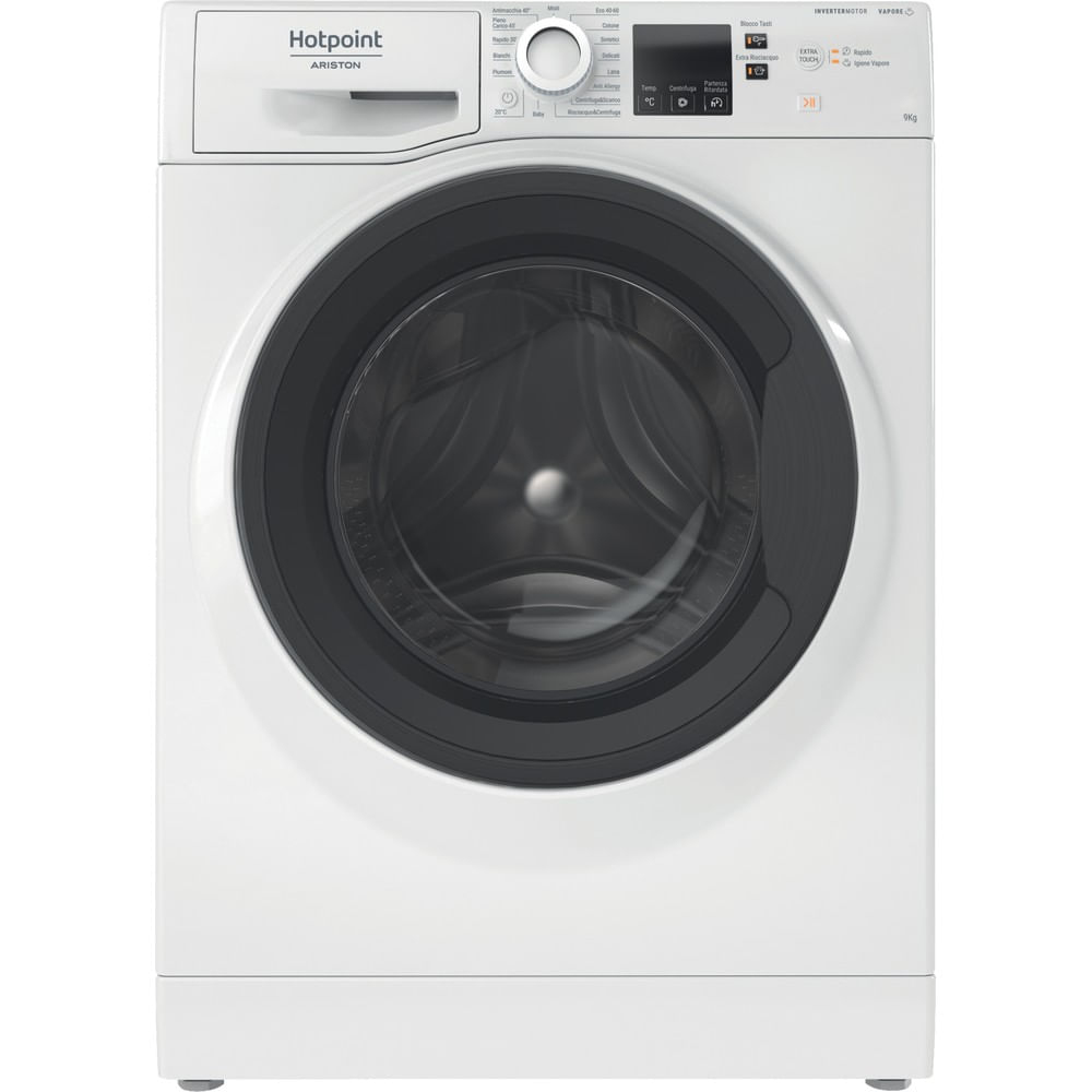 Una lavatrice bianca Hotpoint Ariston con oblò nero e pannello di controllo su sfondo neutro.
