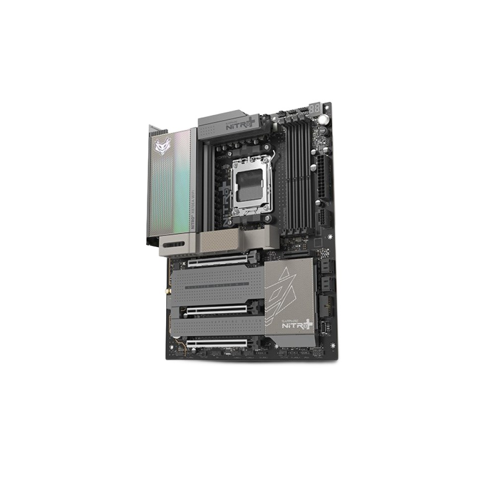 Czarna płyta główna Nitro+ ze srebrnymi radiatorami i gniazdami PCIe na białym tle.