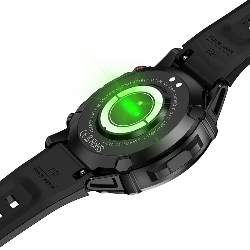 Achterkant van een zwarte smartwatch met een gloeiende groene hartslagmeter.