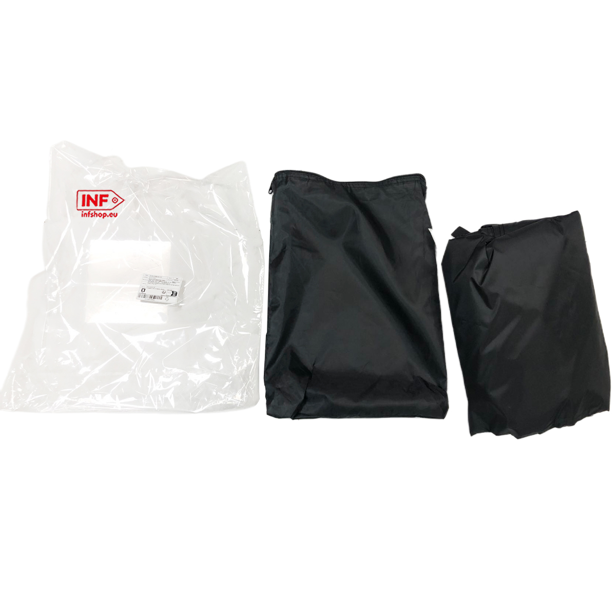Un sac en plastique transparent avec un logo rouge à côté de deux sacs en tissu noir sur fond blanc.