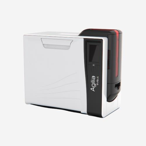 Nötr arka planda, üstünde kırmızı ışık olan siyah-beyaz Evolis Agilia kart yazıcısı.