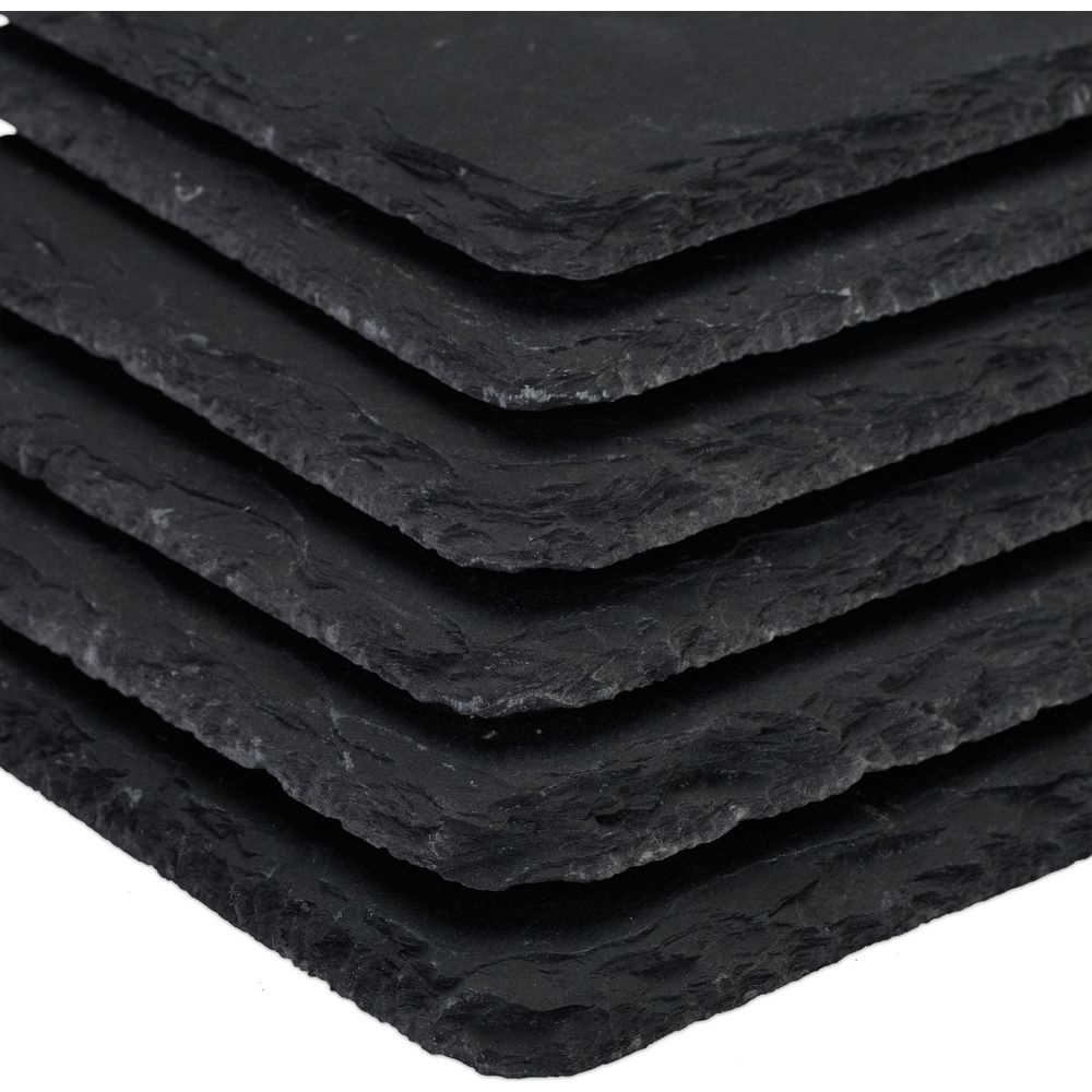 Ein Stack aus sechs dunklen, rau gekanteten Schieferplatten auf weißem Hintergrund.