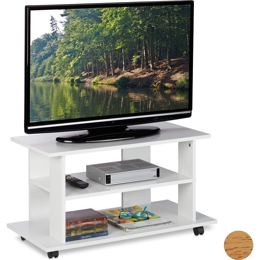 Ein weißer Fernsehtisch auf Rollen mit einem Fernseher, einem Receiver, Büchern und Brillen.