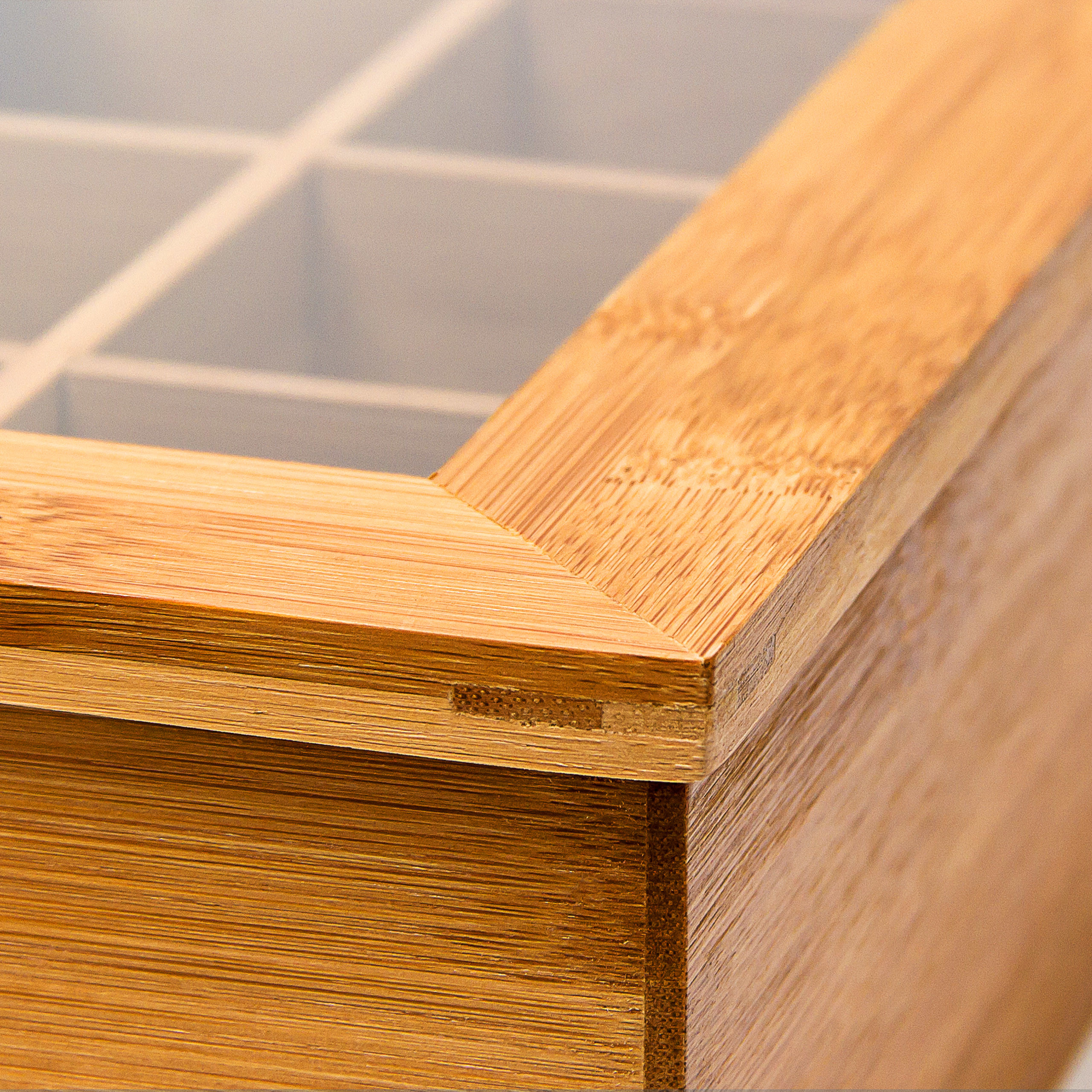 Nahaufnahme einer Holzkiste mit feiner Maserung und Innenfächern.